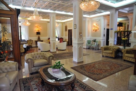 Lobby lounge
