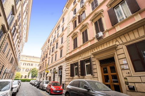Apartment, 3 Bedrooms, Fireplace | Street view