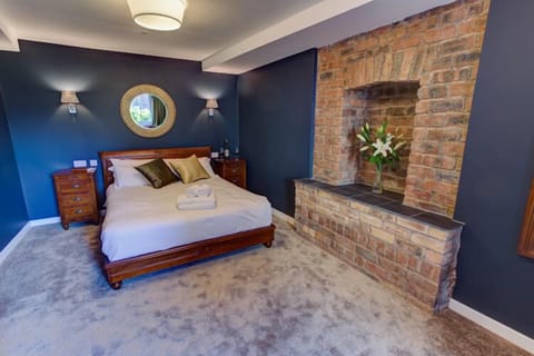 Premium Room, 1 King Bed | Desk, iron/ironing board, free WiFi, bed sheets