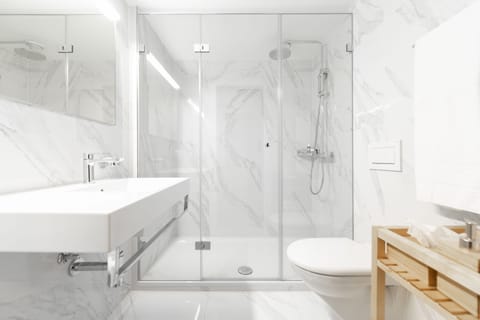 Deluxe Room, 1 Bedroom, Balcony, Mountain View | Bathroom | Free toiletries, hair dryer, bathrobes, towels