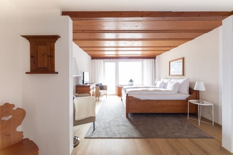 Deluxe Room, 1 Bedroom, Balcony, Mountain View | Hypo-allergenic bedding, down comforters, in-room safe, desk