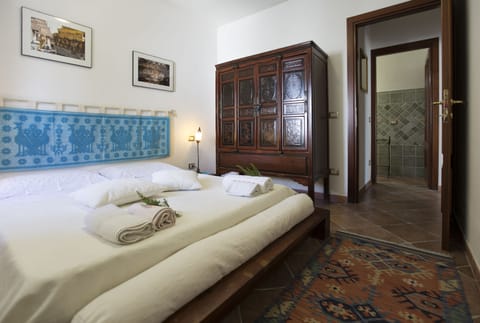 Desk, blackout drapes, soundproofing, free WiFi