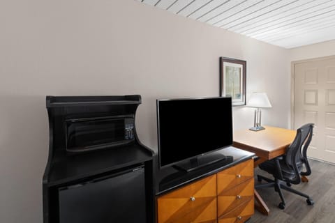 Room, 1 King Bed, Accessible, Non Smoking (Mobility) | In-room safe, blackout drapes, iron/ironing board, cribs/infant beds