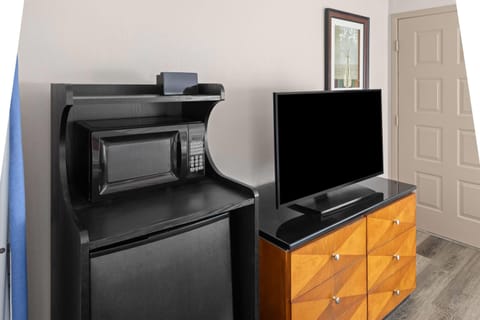 Room, 1 King Bed, Non Smoking | In-room safe, blackout drapes, iron/ironing board, cribs/infant beds