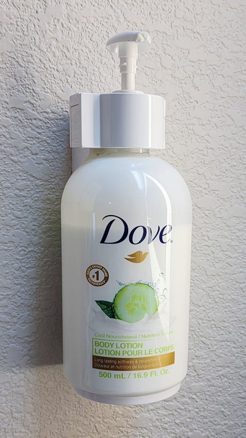 Combined shower/tub, hair dryer, towels