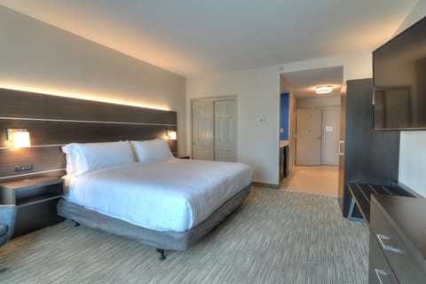 Suite, 1 King Bed | In-room safe, desk, laptop workspace, blackout drapes