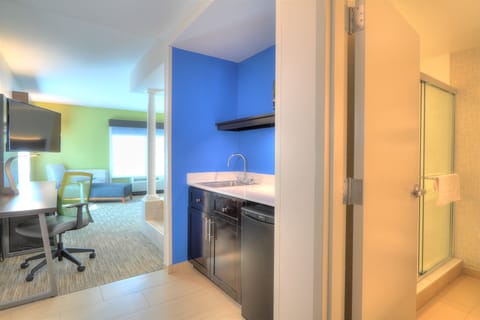 Standard Room, 1 King Bed, Jetted Tub | In-room safe, desk, laptop workspace, blackout drapes