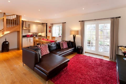 Business Apartment | Living area | Flat-screen TV