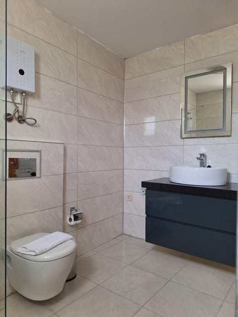 Shower, free toiletries, hair dryer, towels