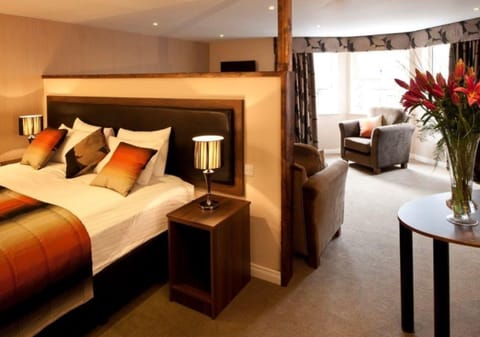 Suite | Premium bedding, desk, iron/ironing board, free WiFi