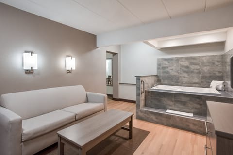 Suite, 1 King Bed, Kitchen (Jetted Tub, Smoke Free) | In-room safe, desk, laptop workspace, blackout drapes