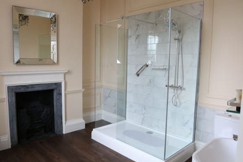 Junior Suite, 1 King Bed | Bathroom | Free toiletries, hair dryer, towels, shampoo