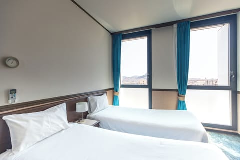 Economy Twin Room | In-room safe, desk, blackout drapes, soundproofing