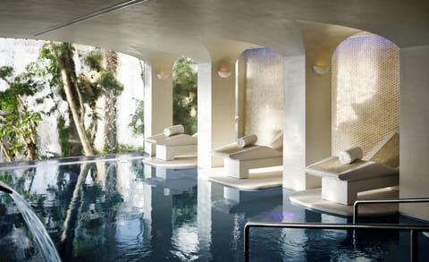 5 outdoor pools, sun loungers