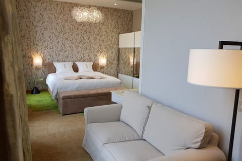 Deluxe Suite | Minibar, desk, free WiFi, bed sheets