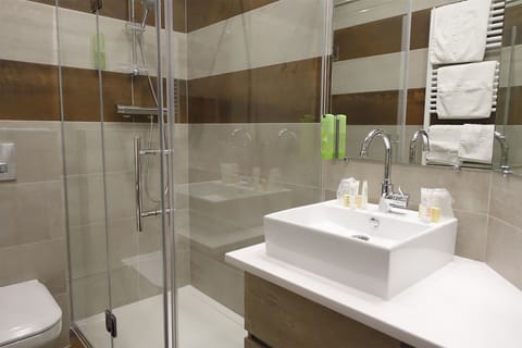 Comfort Double or Twin Room | Bathroom | Free toiletries, hair dryer, towels
