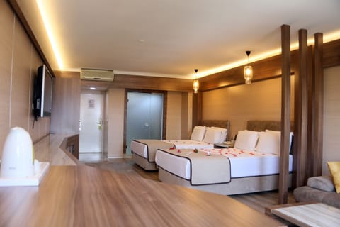Suite | Minibar, in-room safe, desk, free WiFi