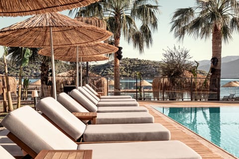 Seasonal outdoor pool, free cabanas, pool umbrellas