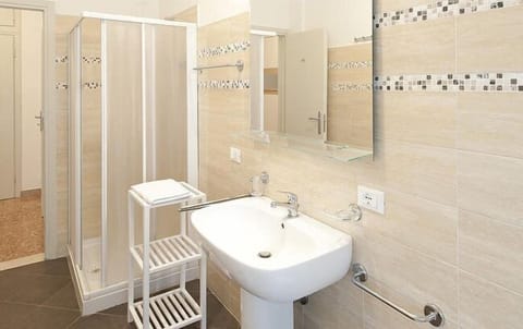 Economy Double or Twin Room | Bathroom | Shower, free toiletries, hair dryer, towels