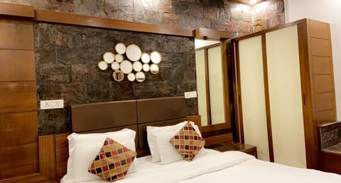 Deluxe Room | Rollaway beds, free WiFi