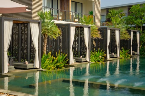 Outdoor pool, free cabanas, sun loungers