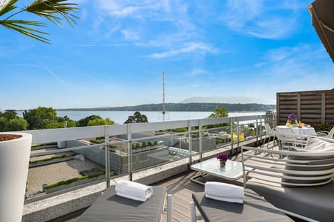 Ambassador Suite Lake View  with Terrace | Terrace/patio