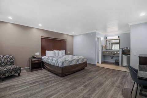 Pillowtop beds, desk, soundproofing, iron/ironing board