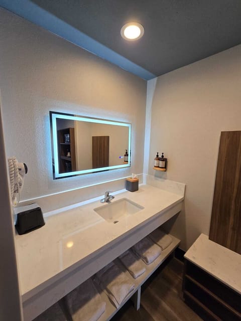 Desk, laptop workspace, iron/ironing board, free wired internet