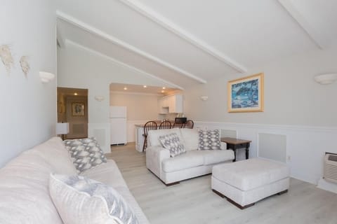 Executive Suite, 1 Bedroom, Kitchenette | Private kitchen | Fridge, microwave, coffee/tea maker