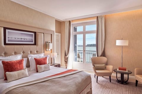 Premium bedding, pillowtop beds, minibar, in-room safe