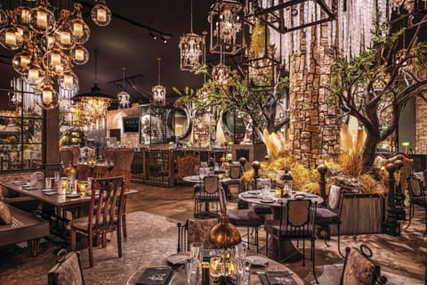 4 restaurants; breakfast and dinner served