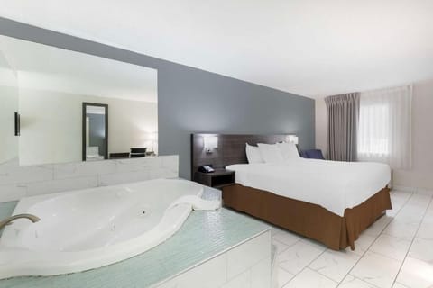 Standard Room, 1 King Bed, Non Smoking, Hot Tub | Desk, blackout drapes, soundproofing, iron/ironing board