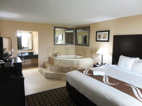 Suite, 1 King Bed, Non Smoking (with Jetted Tub) | Egyptian cotton sheets, premium bedding, pillowtop beds, desk