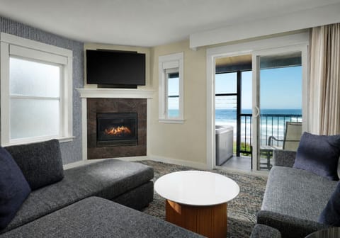 Suite (Pacific) | Premium bedding, pillowtop beds, in-room safe, iron/ironing board