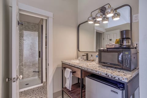 Shower, free toiletries, towels