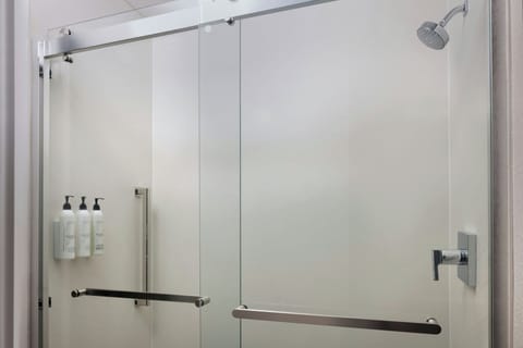 Combined shower/tub, free toiletries, hair dryer, towels