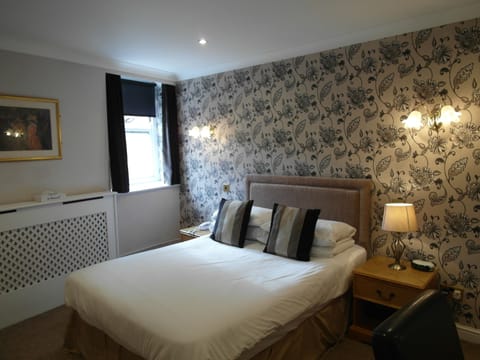 Room, 1 Double Bed, Non Smoking (Cozy) | Desk, iron/ironing board, rollaway beds, free WiFi