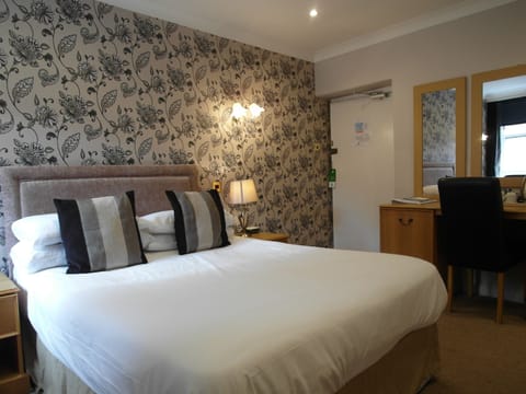 Room, 1 Double Bed, Non Smoking (Cozy) | Desk, iron/ironing board, rollaway beds, free WiFi