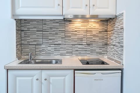 Deluxe Room with Garden View | Private kitchenette | Mini-fridge