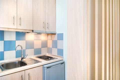 Deluxe Room with Garden View | Private kitchenette | Mini-fridge