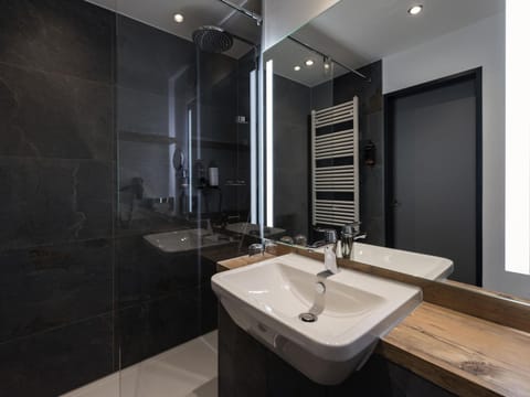 Hypo-allergenic bedding, in-room safe, desk, blackout drapes