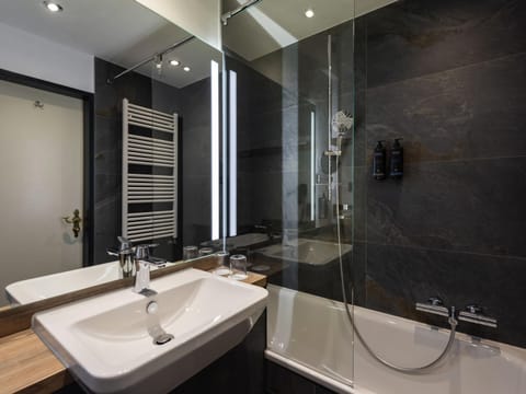 Standard Room, 2 Twin Beds | Hypo-allergenic bedding, in-room safe, desk, blackout drapes