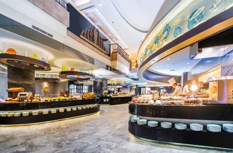 13 restaurants; breakfast, lunch, and dinner served