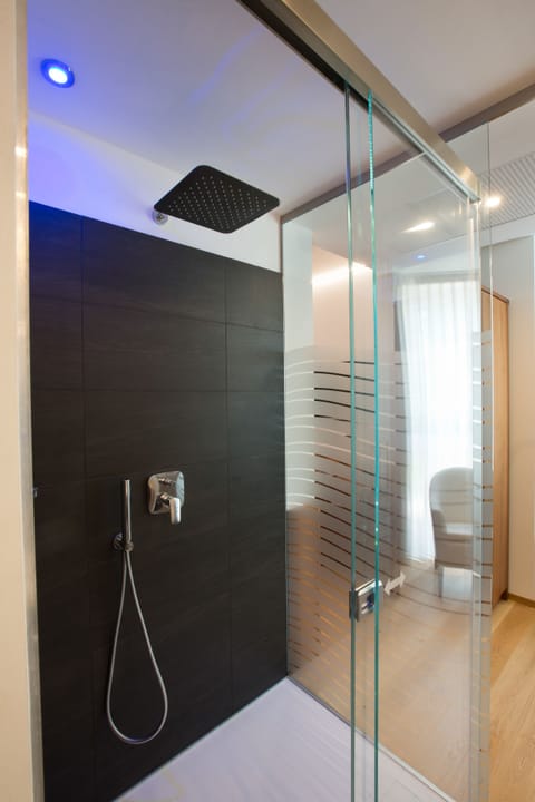 Superior Suite | Bathroom | Shower, free toiletries, hair dryer, bidet
