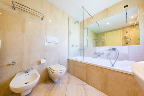 Classic Double or Twin Room | In-room safe, desk, blackout drapes, free WiFi