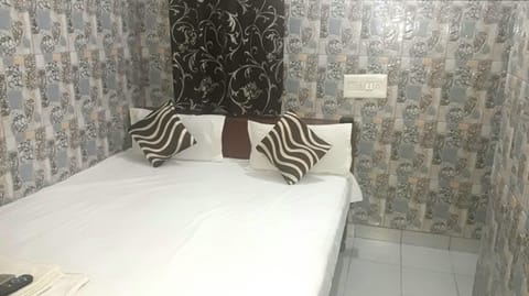 Basic Double Room, 1 Double Bed | 1 bedroom, soundproofing, free WiFi, bed sheets