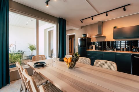 *Grand Rooftop* 4-Room Apartment with Kitchen and Terrace | Living area | Flat-screen TV