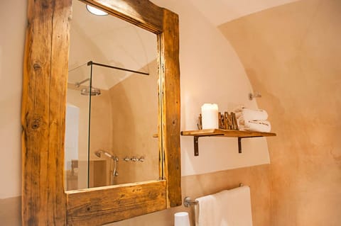 Shower, free toiletries, slippers, bidet