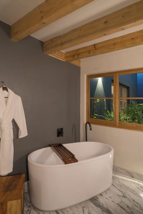 Suite 5 | Bathroom | Free toiletries, hair dryer, bathrobes, slippers