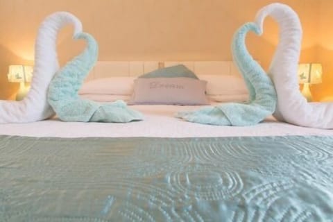 Free cribs/infant beds, bed sheets